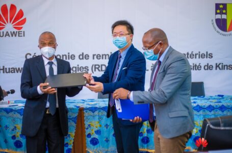 Huawei RDC fait don de matériel informatique au département des mathématiques et informatique de l’Université de Kinshasa.