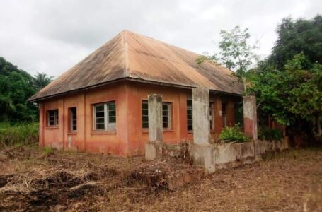 KONGO CENTRAL : LA MAISON DU FEU MUANDA VITAL UN SITE ABANDONNÉ