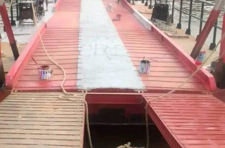 RDC – SANKURU : UN BIENFAITEUR REND OPÉRATIONNEL LE BAC SUR LA RIVIÈRE LOMAMI