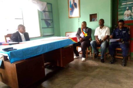 RDC – KONGO CENTRAL : LE MINISTRE PROVINCIAL DE L&rsquo;INTÉRIEUR ET AFFAIRES COUTUMIÈRES PAPY MAMBO DÉPÊCHÉ PAR LE GOUVERNEMENT PROVINCIAL POUR RÉGLER LES CONFLITS COUTUMIERS A TSHELA DANS LE SECTEUR DE MBANGA ET LOANGO