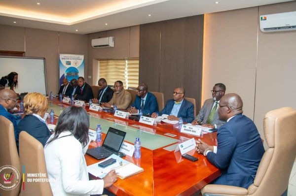 Kinshasa : Rencontre entre Jean Lucien Bussa Ministre d&rsquo;État Ministre national du portefeuille et les dirigeants des entreprises pétrolières privees et publiques
