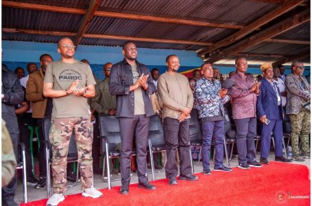 Le Gouverneur du Kongo Central Grace Bilolo apporte des tonnes des vivres aux nouvelles recrues dans les sites de formation à Moanda accompagné d&rsquo;une grande délégation